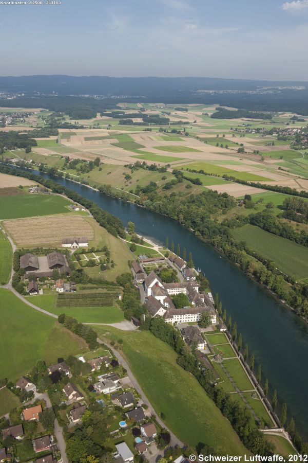 Katharinental, Blickrichtung NW. Vordergund links: West-Diessenhofen. Auf der rechten Rheinseite (Bildrand links): Landwirtschaftl. Betrieb und Strandbad 'Dörflingen-Laag'. Links oben: Büsingen (D). Dorf rechts oben: Dörflingen. Im Bildhintergrund links: Schaffhausen-Herblingen; rechts: Randegg, Gottmadingen.